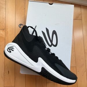 Black and White UnderArmour basketball sneakers
Curry 3Z 25 SDE (BRAND NEW)